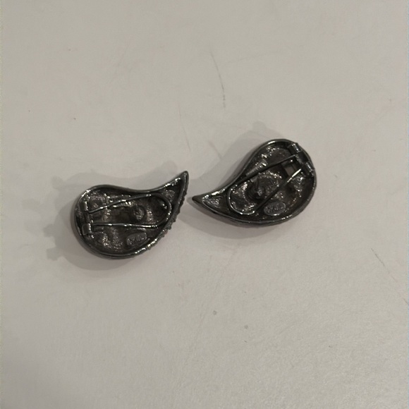 Kenneth Jay Lane Crystal Pave teardrop earrings, gunmetal and pink crystal - Picture 3 of 4